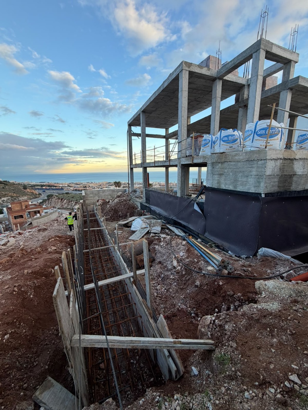 Promoción residencial — estructura de hormigón con vistas al mar