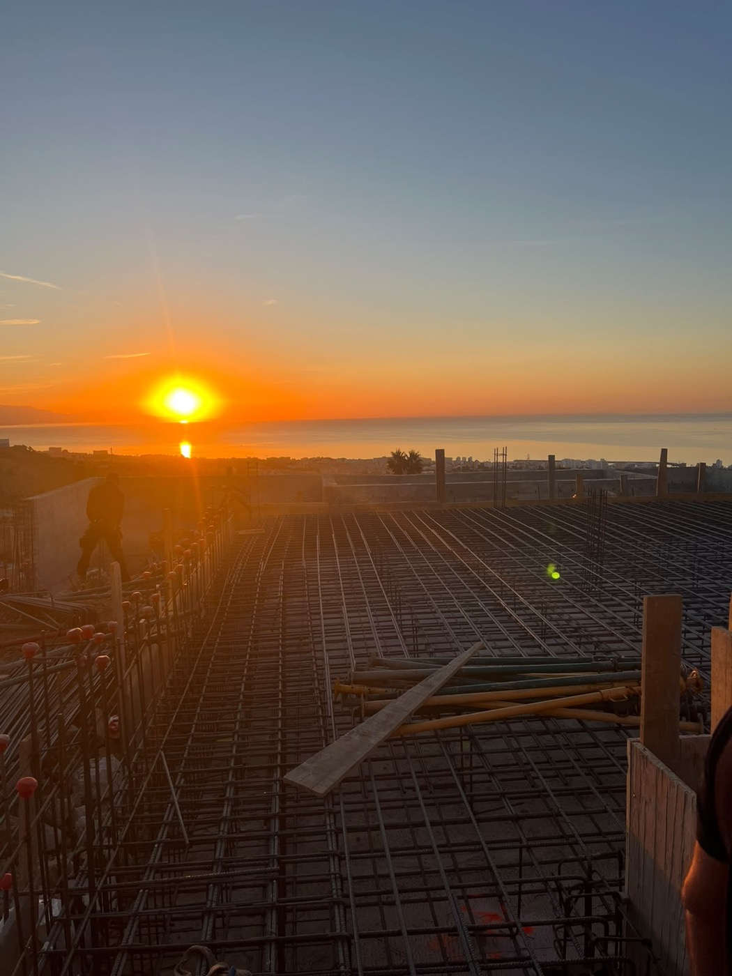 Reforma de alto standing — armadura de forjado al atardecer sobre el mar